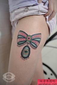 Model frumos de tatuaj arcul de dantelă pentru picioare frumoase pentru femei