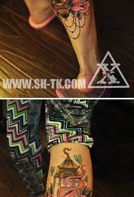 Modello popolare del tatuaggio della lampada a olio della nuova scuola classica delle gambe