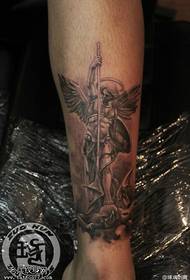 Modeli tatuazh engjëll gri i zi në këmbë