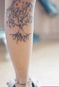 emakume baten hankako zuhaitz tatuaje eredua