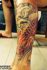 Tipkolora tradicia lotus-karpa tipografio funkcias per tatuado