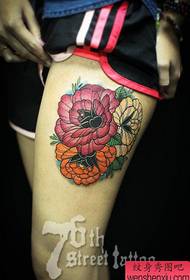 Исклучителна популарна шема за тетоважа со рози за убави женски нозе