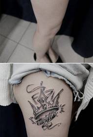 Populêre tatoeëring vir die bene van meisies