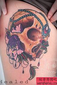 Tatoveringsshow, anbefaler en kvinnes tatovering på låret
