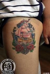女性腿部彩色帆船玫瑰花纹身图案
