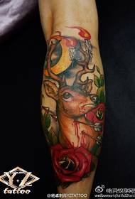 Patrón de tatuaje de ciervo fresco de moda de pierna