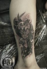 Uzorak tetovaže djevojke nogu vuka