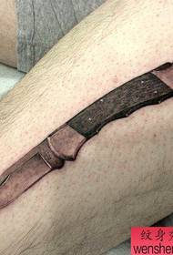 unha tatuaxe de puñal personalizada na coxa