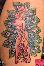 Los tatuajes de pierna de pavo real son compartidos por tatuajes