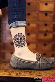 Kvinnaben kreativt tatueringsarbete