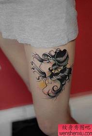 Piękny wzór tatuażu syrenki dla nóg dziewcząt