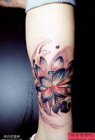 La sala de tatuatges comparteix els tatuatges de lotus de color de les cames