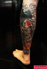 et lithiumfisk tatoveringsmønster på det mandlige ben