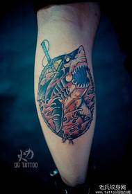 Kāju modes vēsa haizivs tetovējuma modelis
