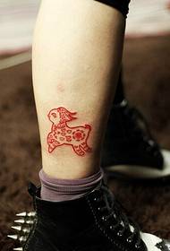 нога на девојчето само убава црвена тотемска слика на тетоважа со јагне