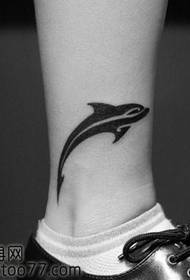 popularni uzorak tetovaža delfina nogu totem nogu
