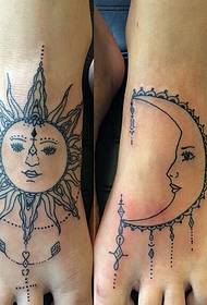 Zon en maan Totem Tattoo op de wreef