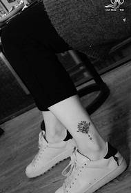 Lotus μοτίβο τατουάζ λουλουδιών στο πόδι
