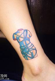 figura abstracta de tatuaje no tobillo