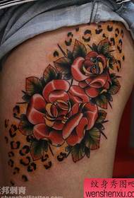 लड़की का पैर गुलाब और तेंदुए का टैटू पैटर्न