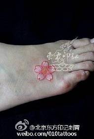 Padrão de tatuagem de flor de cerejeira fresca pintada