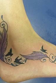 mooie en mooie veren tattoo foto op de voet tot aan de enkel 48370 - mooie en mooie esdoornblad tattoo foto op de achterkant van de voet