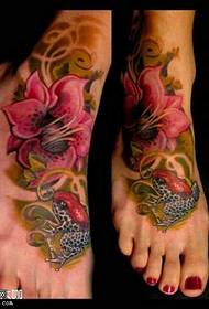patrón de tatuaje de flor de pie