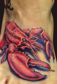 babban tattoo lobster a ƙafa