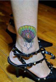 këmbë e bukur e bukur fotografia e tatuazhit me prerje të vogël