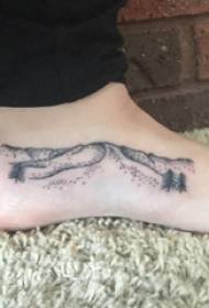 pieni vuorenhuipun tatuointi tyttö jalka mäen huipulla tatuointi kuva