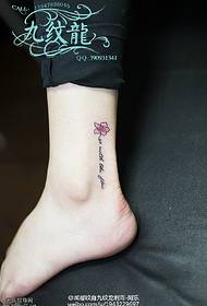 маленька квітка татуювання візерунок біля кістки стопи