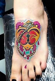 beautiful and beautiful color lock tattoo pattern picture on the instep