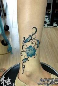 dekliške noge čudovit barvni totem vzorec tetovaže detelje s štirimi listi