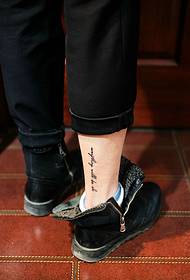 素足のタトゥーの写真の絶妙な誘惑のセット