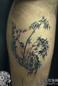 et sortgråt bambus tatoveringsmønster på benet