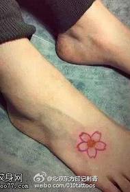 noga trni svježi uzorak tetovaže male trešnje
