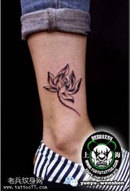 model tatuazhi lotus në kyçin e këmbës