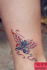 Madingas gražus drugelio tatuiruotės modelis mergaičių kojoms