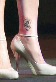 Japanese actress Sakai's foot ankle tattoo pattern