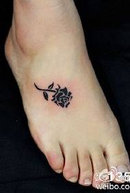 pola gigitan monokrom mawar naik tato