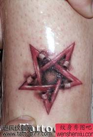 prachtige peeling pentagram tattoo patroon van de benen