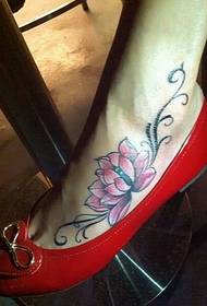 nur bela koloro ruĝa lotusa tatuaje bildo sur la instepo
