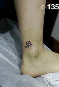 Modello di tatuaggio a quattro foglie semplice e raffinato