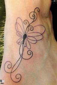 patrón de tatuaje de línea de mariposa de pie