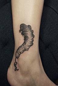Cheville de femme belle jolie photo de modèle de tatouage de plume
