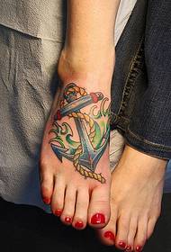 Emakumezkoen laguntzarekin kolore eder tatuaje tatuaje irudia 48413- emakumezkoen oinak eder arrosa tatuaje ereduari bakarrik begiratzen dio