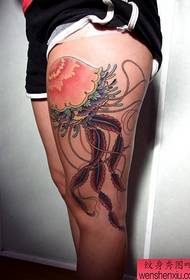 Девојките нозете само убава шема на тетоважи со медуза