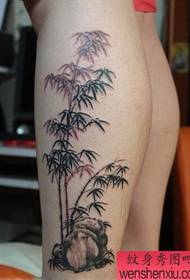 un patrón de tatuaje de bambú de pierna clásico