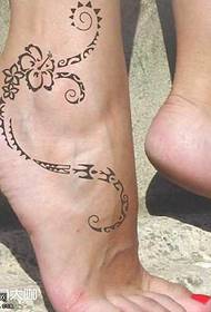 足の花つるタトゥーパターン