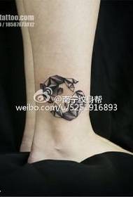 unsur-unsur geometri tulang telinga Little Goldfish Tattoo Pattern